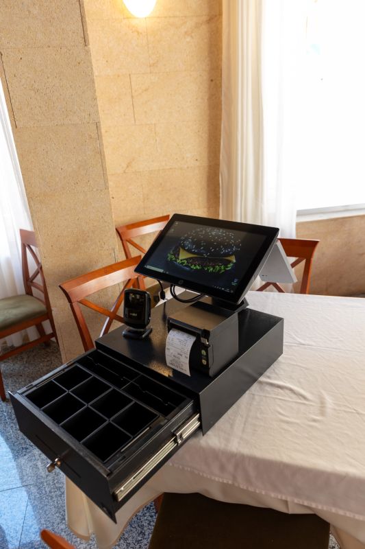 Комплект ПОС для Кафе і Кондитерських 1. POS-термінал HP RP9 G1 (Все в одному), з Windows. Проц. intel i5-6500, Один монітор 15,6" тач. 2.POS-принтер SII RP-D10 usb 80 мм + 3.Касова скриня . Б/У, как новое.